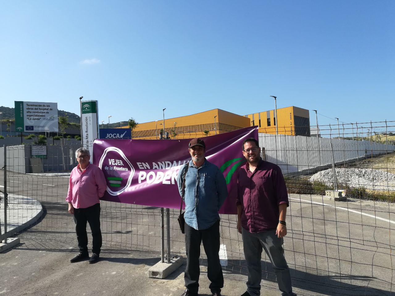 Miembros de Podemos ante el Hospital de Vejer, en días pasados.