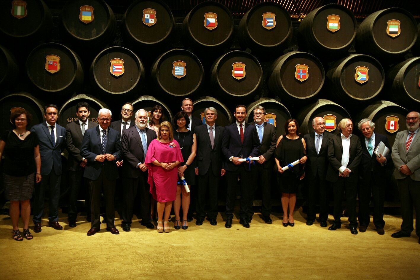 La alcaldesa, el ministro Dastis, el eurodiputado Arias Cañete y los premiados, anoche en González Byass.