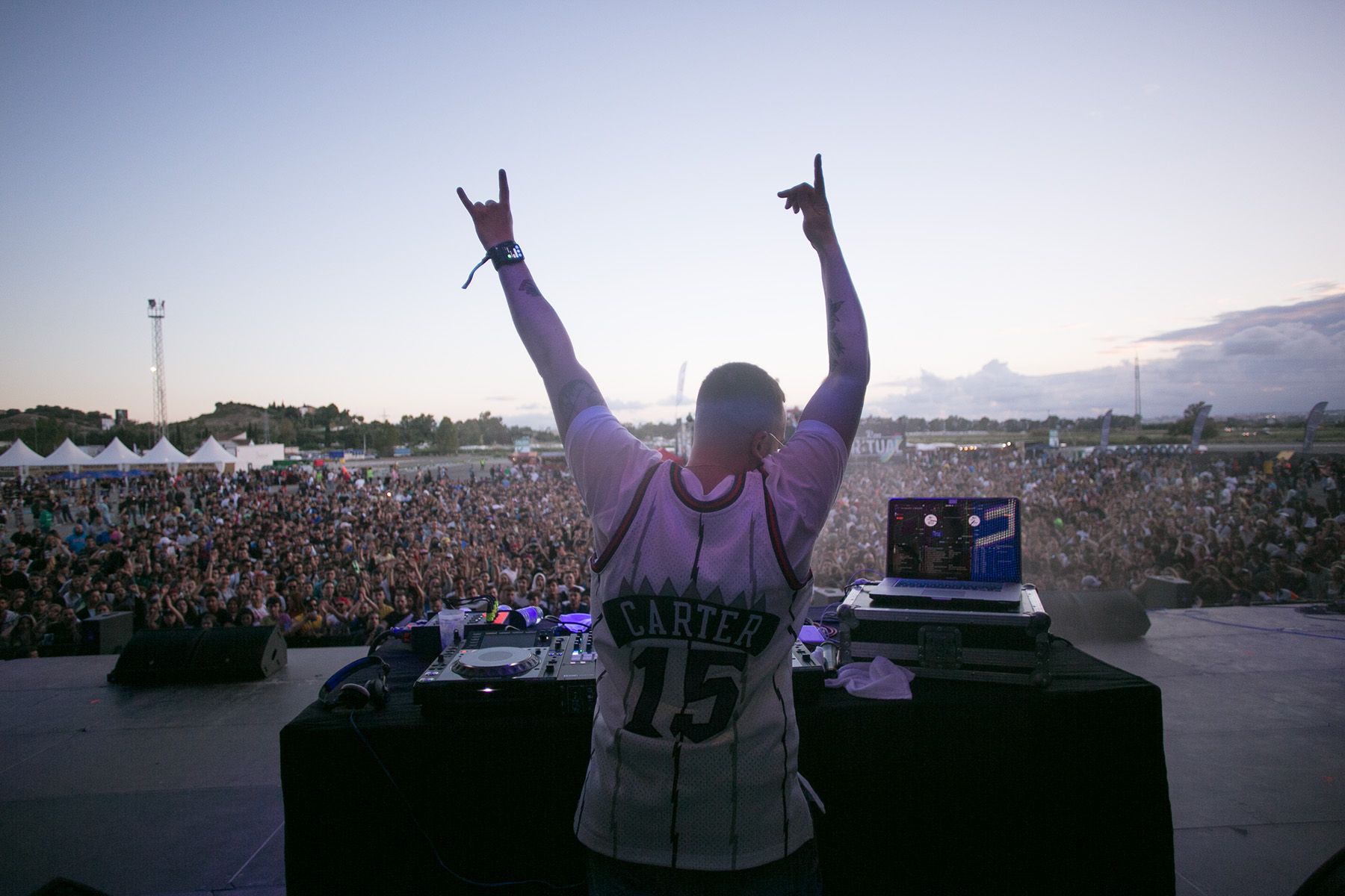 Dj Nexxa, acompañante inseparable de ToteKing y Shotta, durante el concierto. FOTO: JUAN CARLOS TORO.