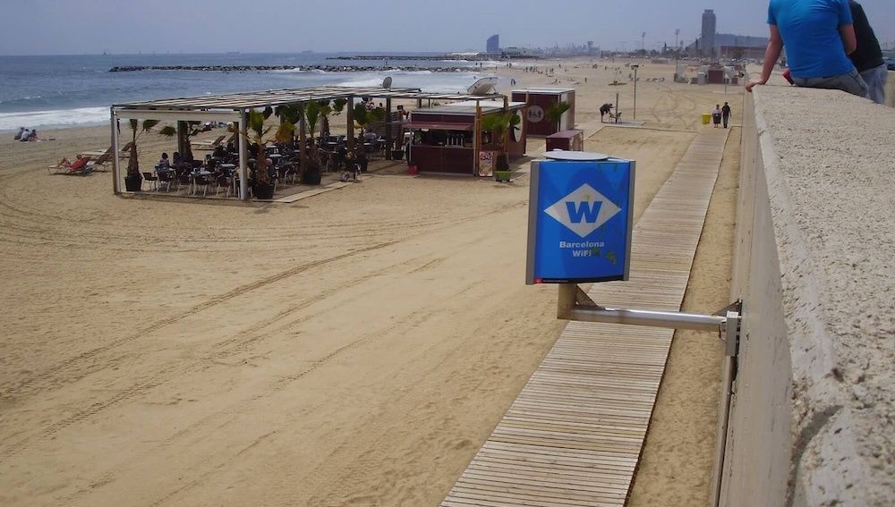 Un indicador de Wifi gratuita en una playa de Barcelona, en una imagen de archivo.