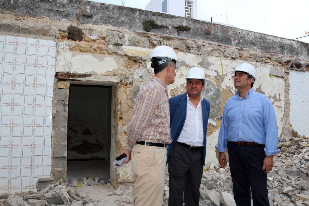 Loaiza visitando, en una imagen retrospectiva, las obras en la casa natal de Camarón.