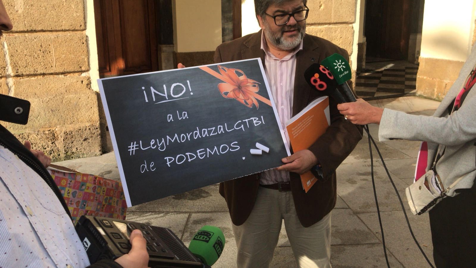 Pizarra entregada al alcalde de Cádiz por el delegado de Hazte Oír en la capital.