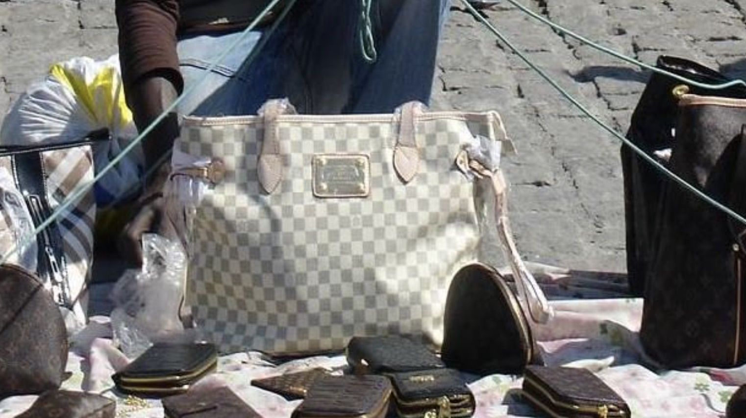 Un mantero vendiendo productos falsificados, en una imagen de archivo.