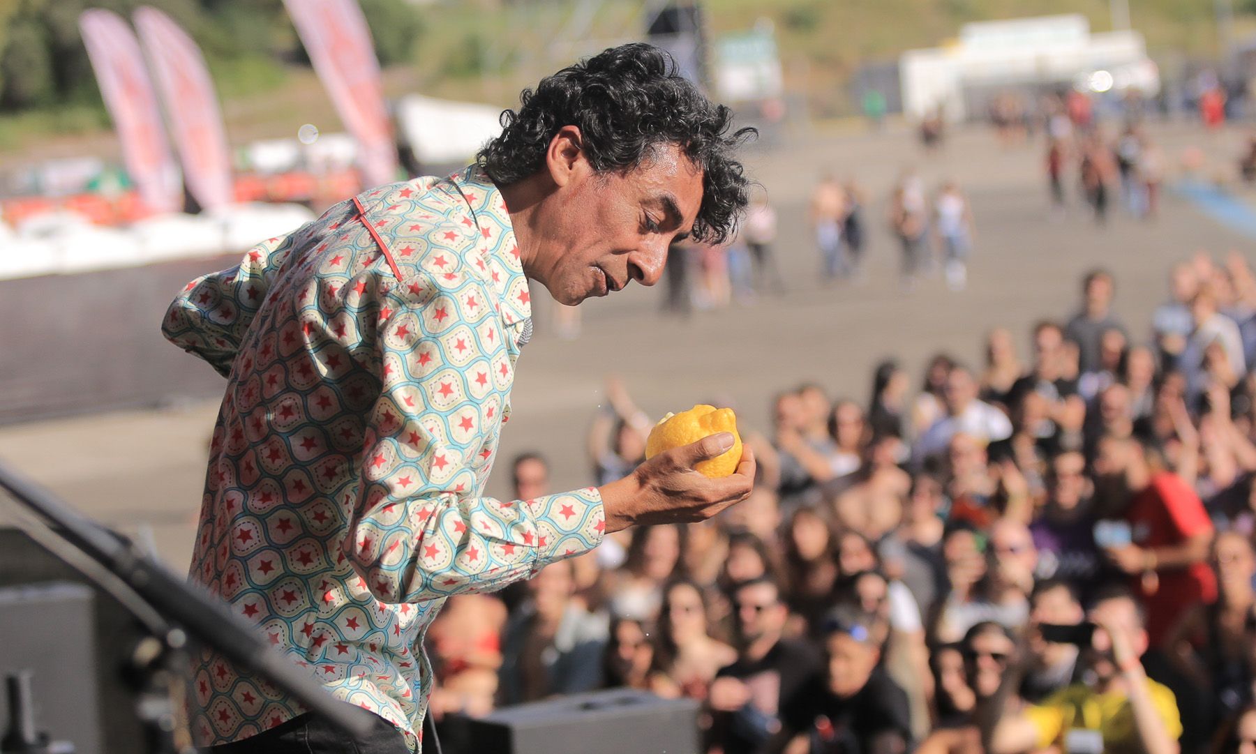Tomasito muerde un limón al interpretar una de sus canciones más emblemáticas, este pasado en el Trompetera. FOTO: JUAN CARLOS TORO.