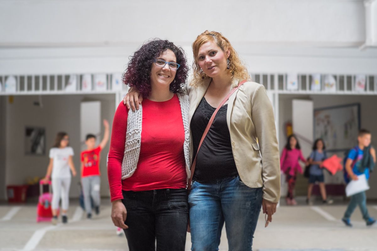 María Martínez, coordinadora de Escuela Espacio de Paz, y Mónica Morandeira, fundadora de Noa, en el CEIP Elio Antonio de Nebrija. FOTO: MANU GARCÍA.