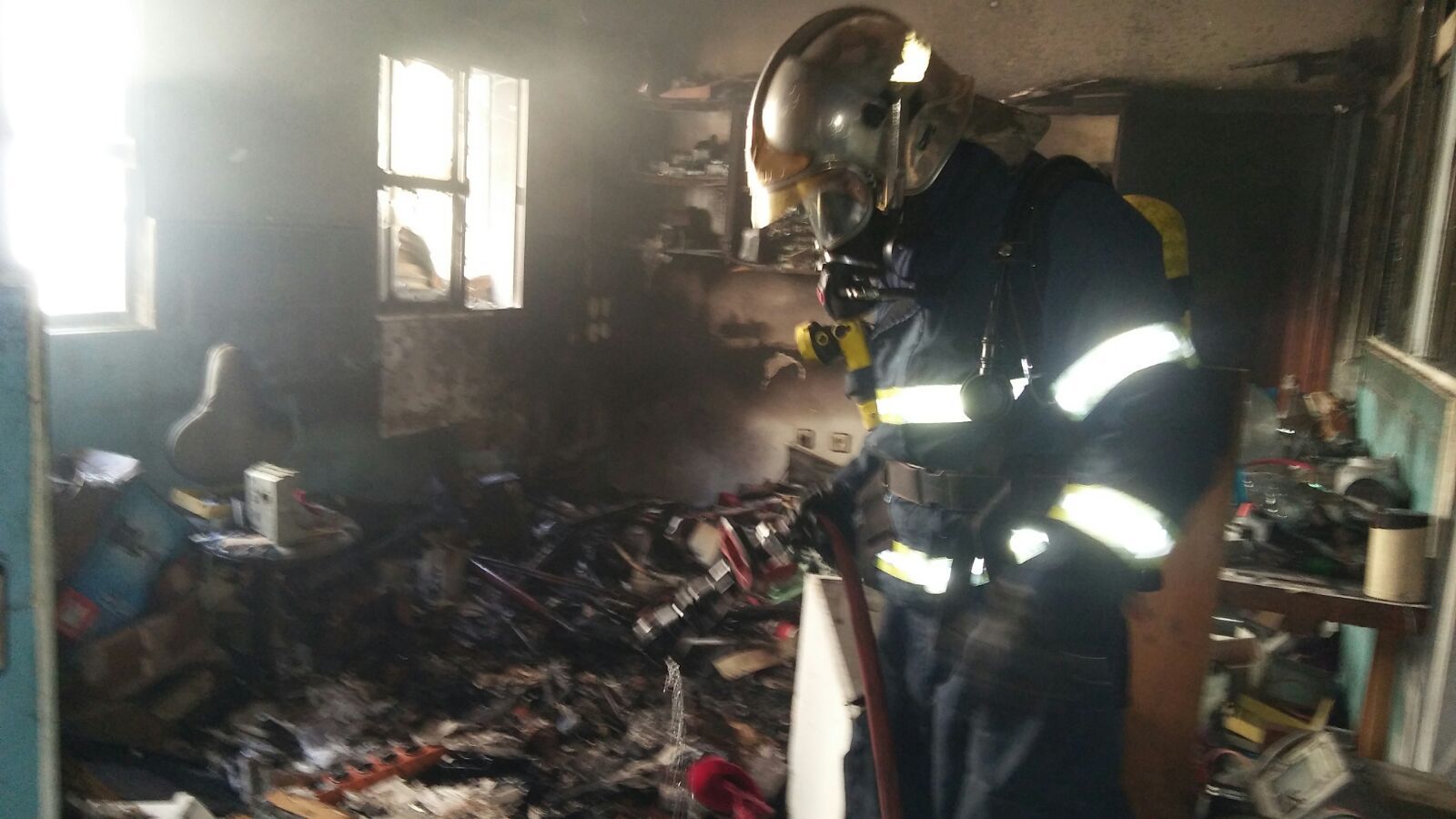 Los Bomberos extinguen un incendio en un trastero en la localidad de Chiclana. 