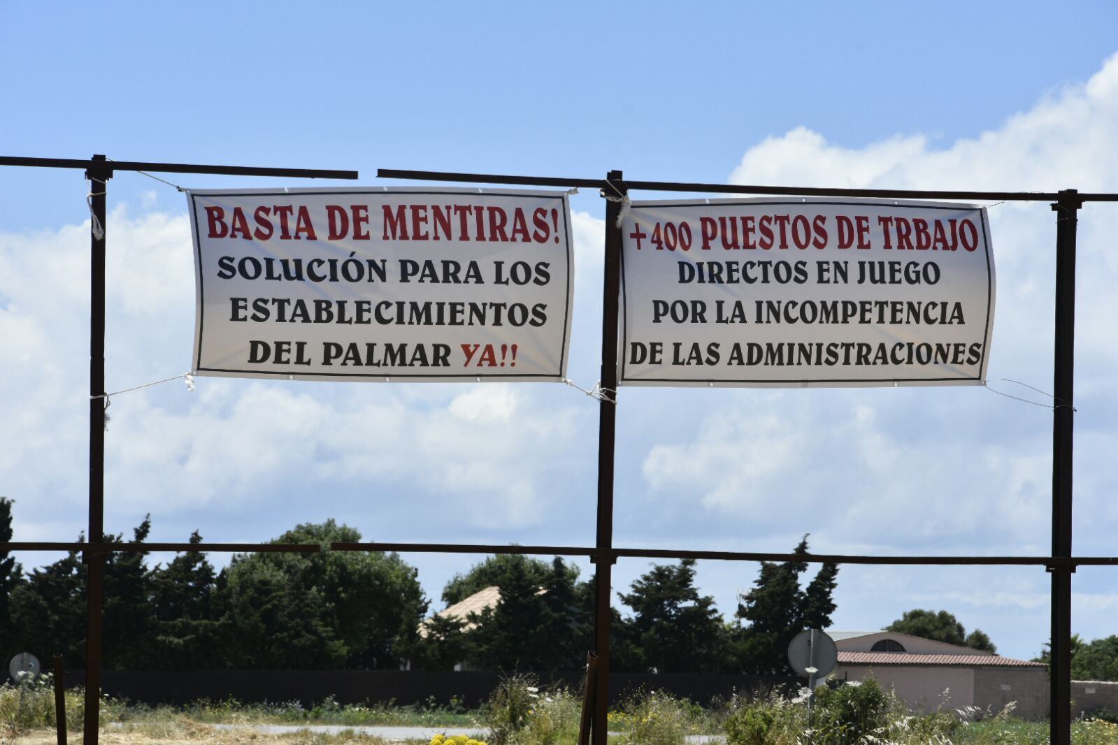 Pancartas de protesta en El Palmar.