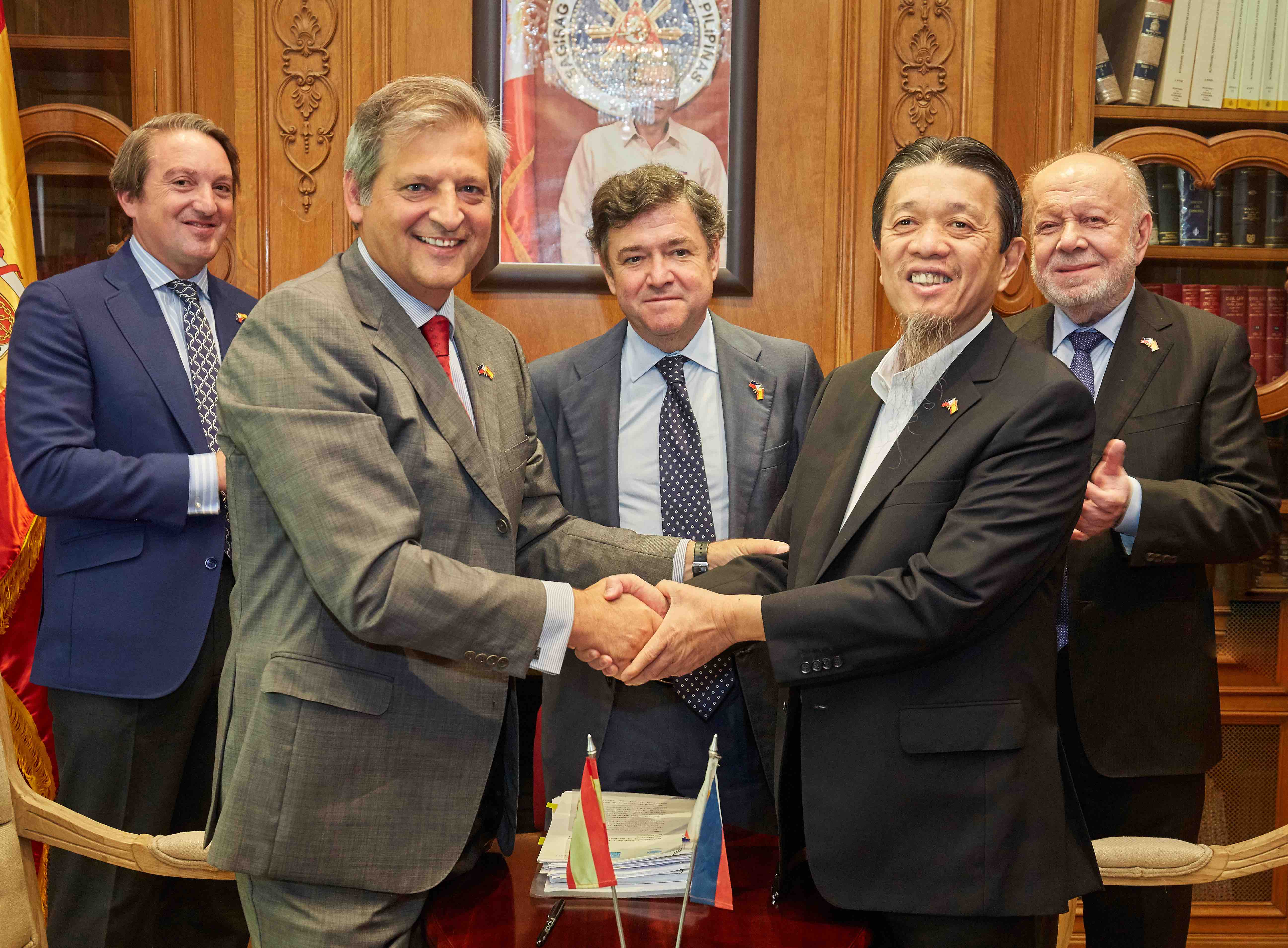 Firma de acuerdo comercial entre Jesús Medina y Lucio Co ante el embajador de Filipinas, en una imagen de GUILLERMO NAVARRO.