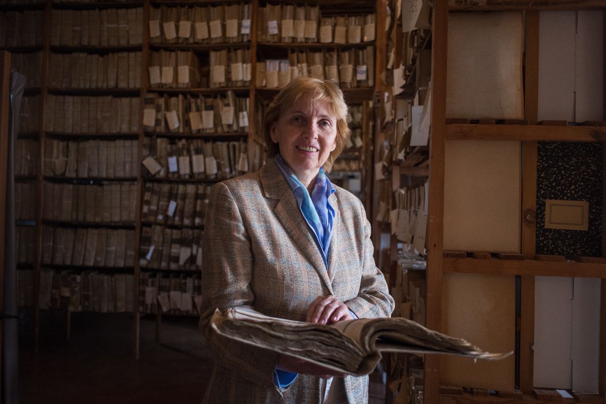 Liliane Dahlmann, presidenta de la Fundación Casa de Medina Sidonia, con un tomo, en el archivo. FOTO: MANU GARCÍA.