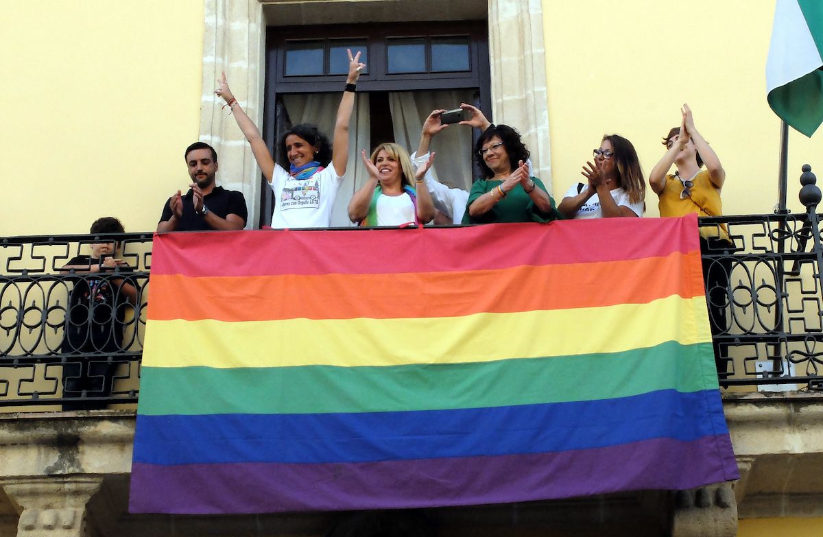 Izada de la bandera arcoíris durante el Orgullo de 2017.