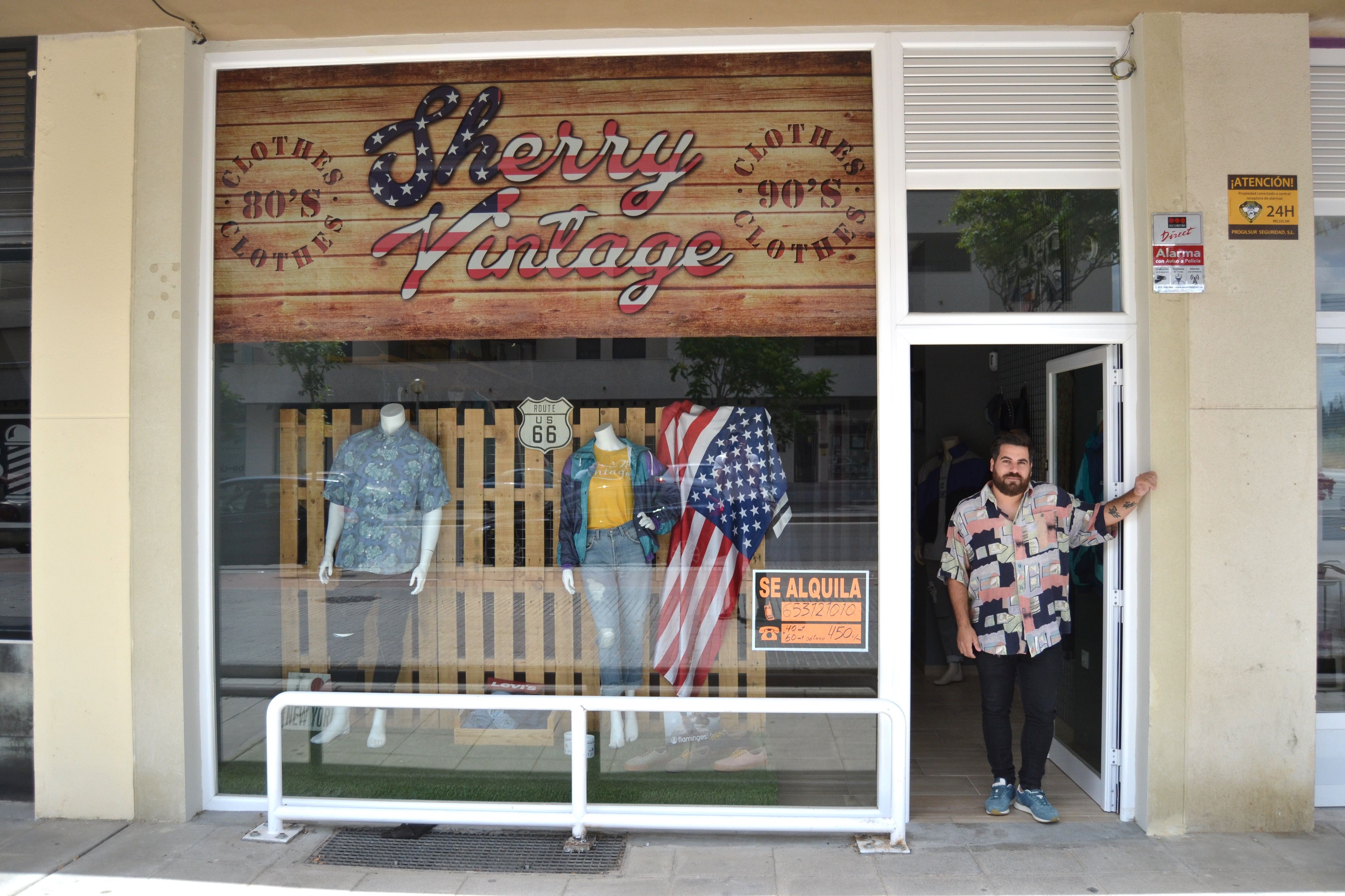 Alberto Domínguez en la puerta del local que este jueves 31 de mayo abandona. FOTO: CLAUDIA GONZÁLEZ ROMERO. 