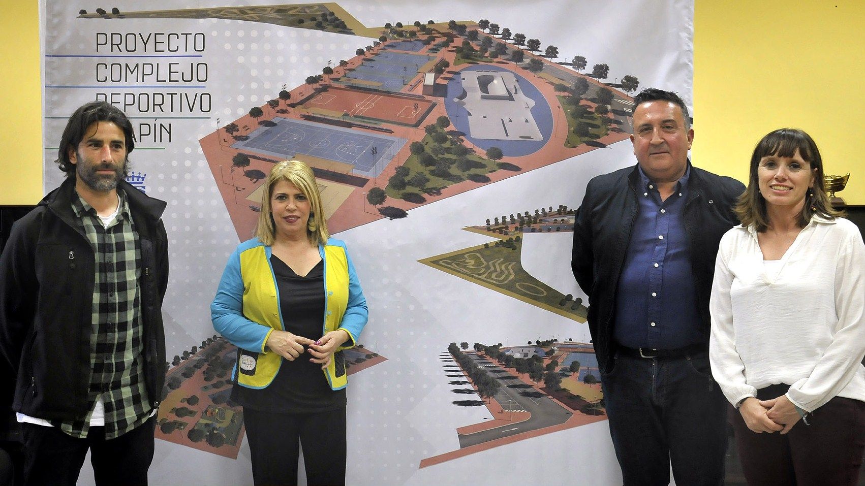 La alcaldesa, Mamen Sánchez, junto a la teniente de alcaldesa de Deporte, Laura Álvarez, el autor del proyecto, Daniel Yábar, y el representante de la empresa constructora, Manuel Alba.