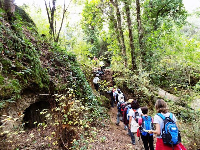 Imagen de una excursión escolar en los Baños de Popea. FOTO: SENDEROS ALMARIYA.