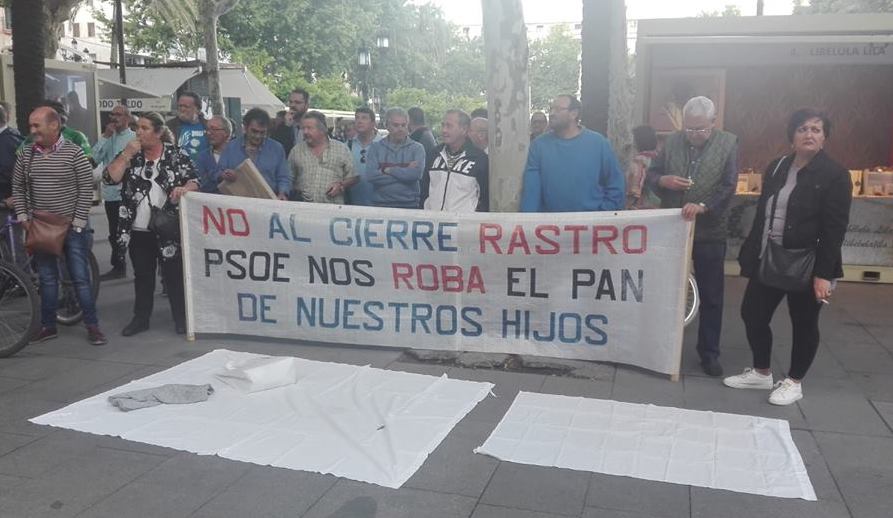 Vendedores del rastro protestando frente al Ayuntamiento.