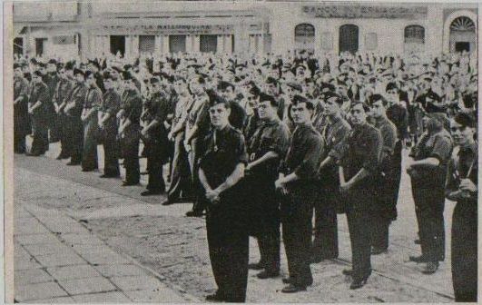 Formación de Falange en el II aniversario de la muerte de Primo de Rivera, en San Fernando. 