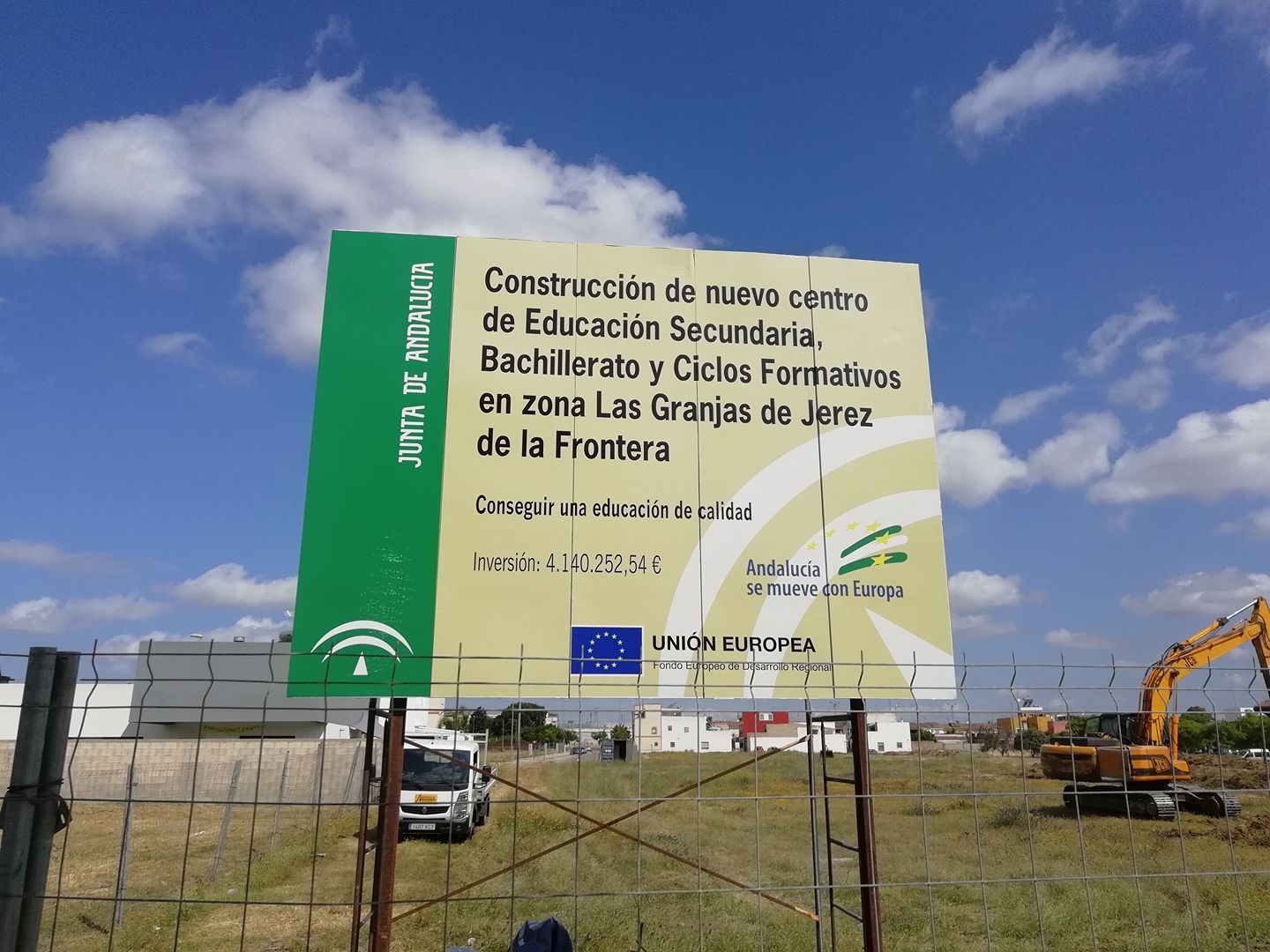 Cartel que anuncia las obras del nuevo IES en La Granja. FOTO: COORDINADORA NUEVO INSTITUTO.