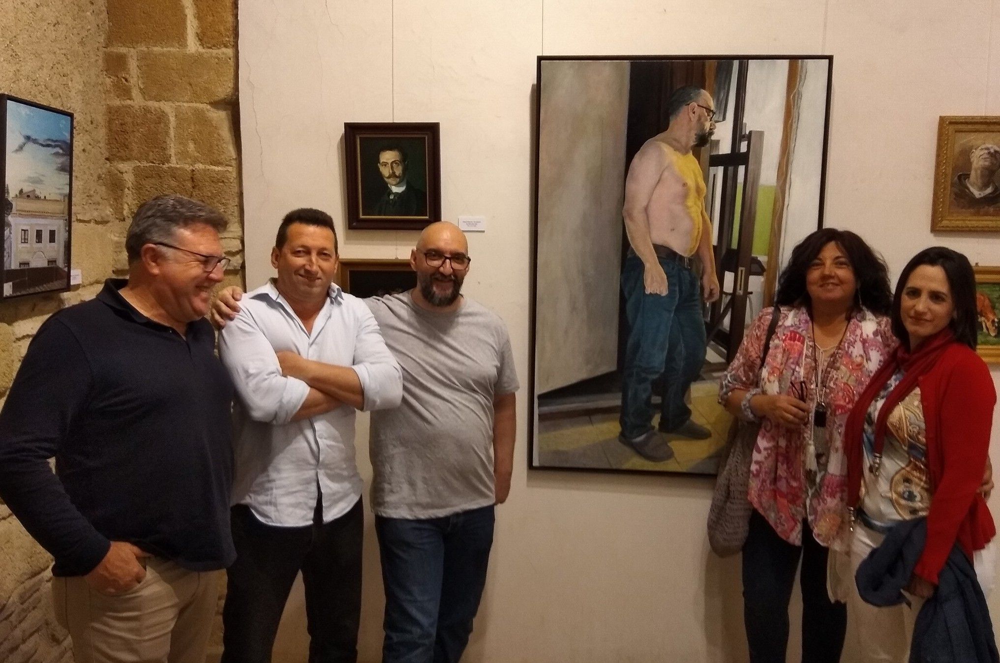 David del Ojo (tercero por la izquierda), en su exposición.