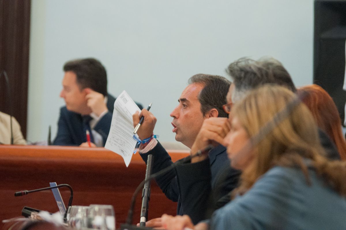 Galván y Saldaña, en un pleno reciente. FOTO: MANU GARCÍA.