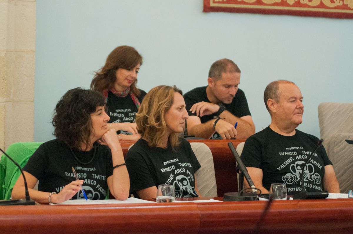 Los concejales de Ganemos, con una camiseta en apoyo a víctimas de la Ley Mordaza. FOTO: MANU GARCÍA.
