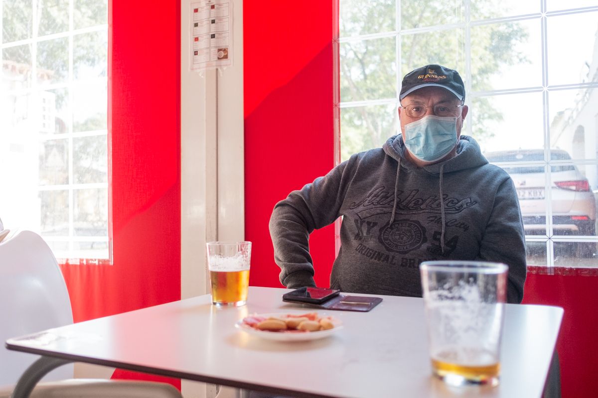 Enrique, en una terraza, uno de los pocos vecinos que está por la calle. FOTO: MANU GARCÍA