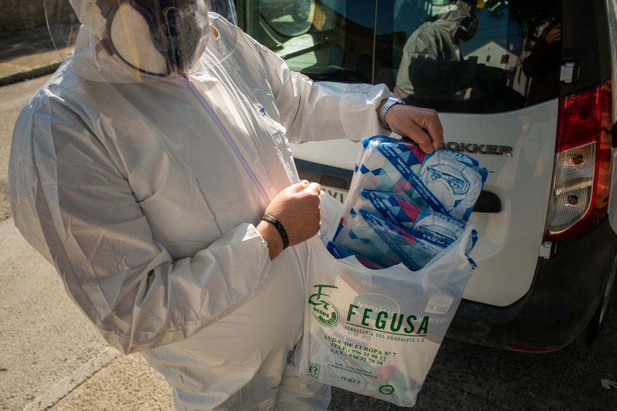 El alcalde de El Torno muestra los EPI adquiridos en una ferretería. FOTO: MANU GARCÍA