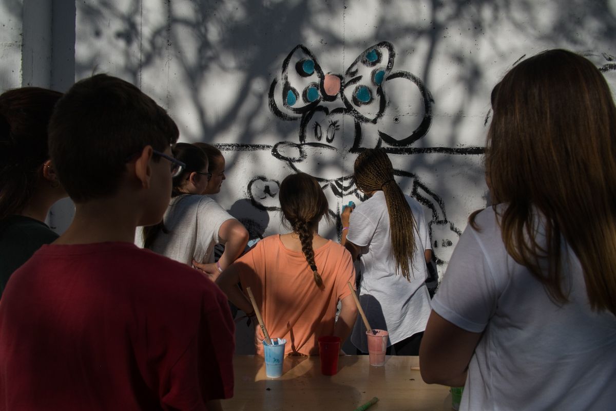 Alumnos pintando un mural en el CEIP Luis Vives, en Jerez. FOTO: MANU GARCÍA
