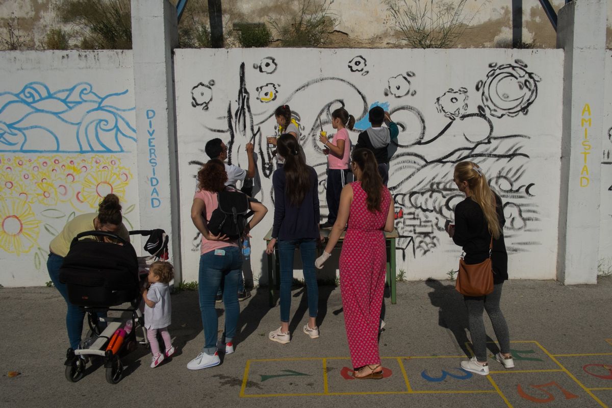 Alumnos pintando un mural en el CEIP Luis Vives de Jerez. FOTO: Manu García.