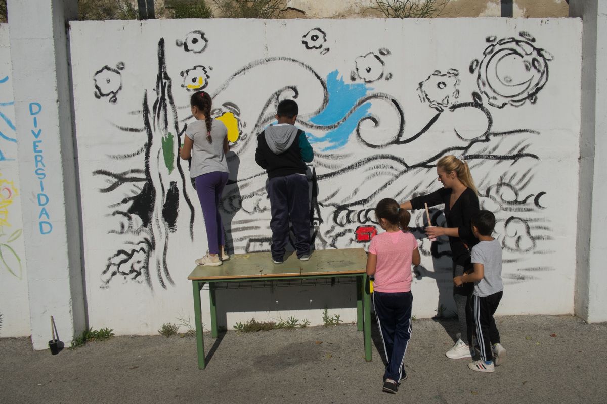 Alumnos de 5º de Primaria del CEIP Luis Vives pintando su mural. FOTO: MANU GARCÍA. 