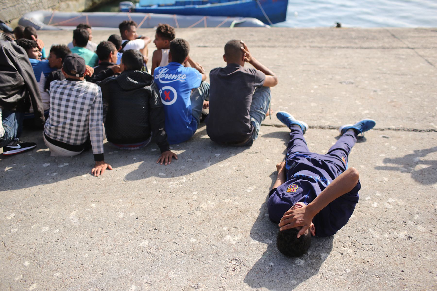 Un grupo de jóvenes inmigrantes en el puerto de Tarifa. FOTO: JUAN CARLOS TORO. 