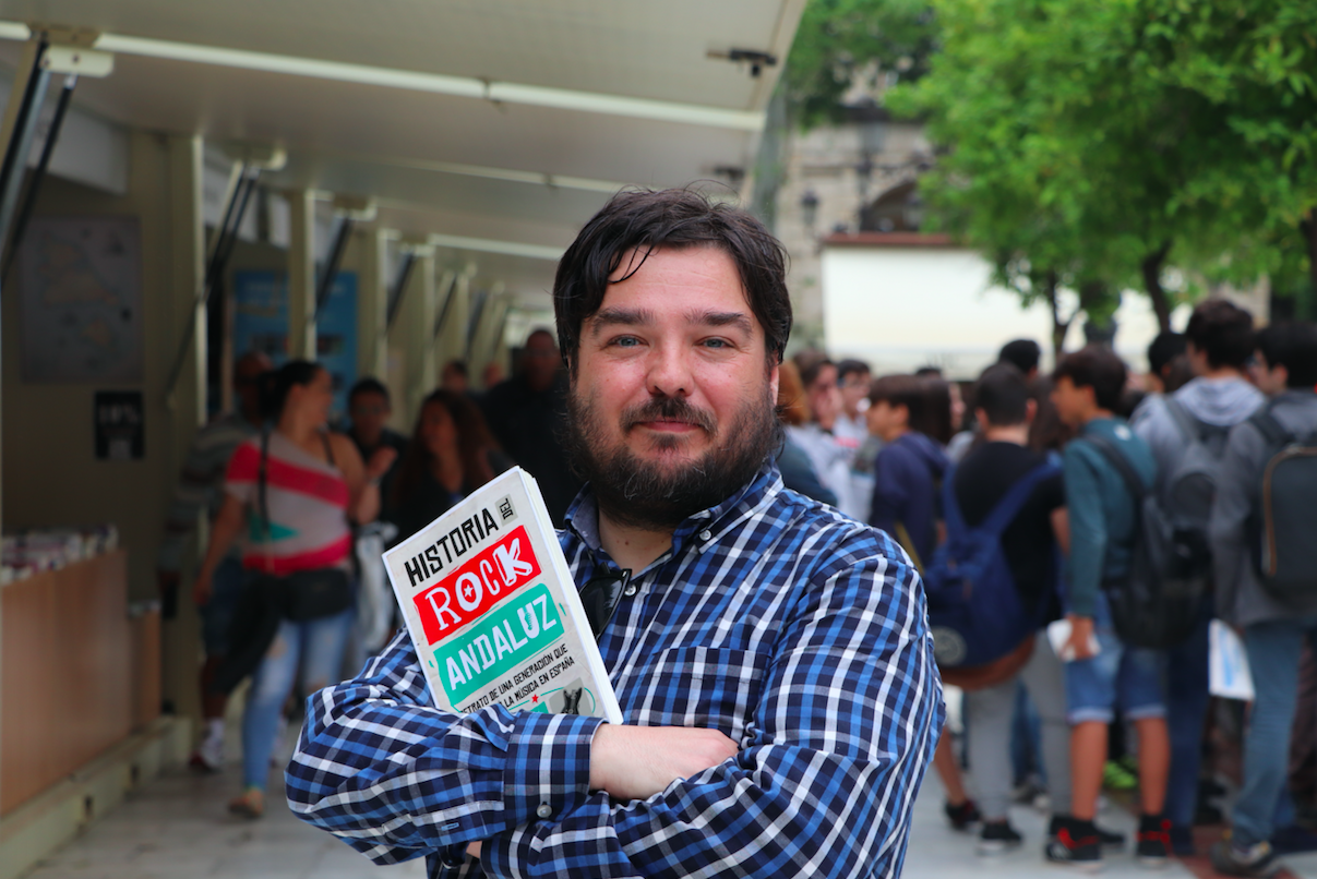 El periodista Ignacio Díaz, con su libro. FOTO: RAÚL SOLÍS.