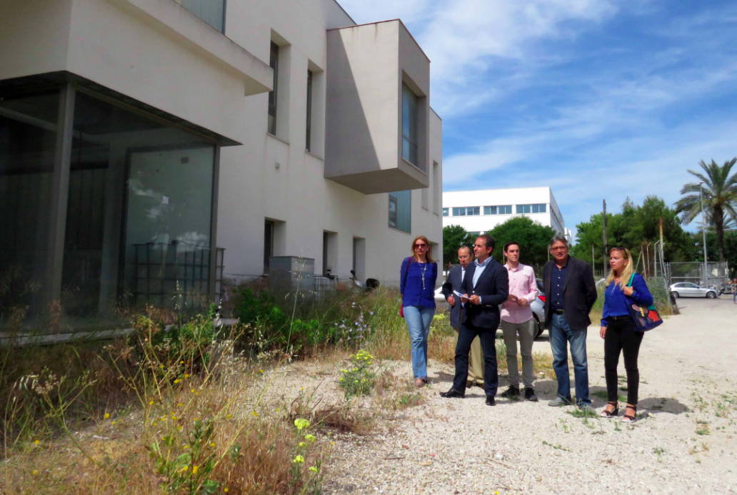 Antonio  Saldaña, con otros miembros del PP, de visita a la paralizada obra de la jefatura del 092.