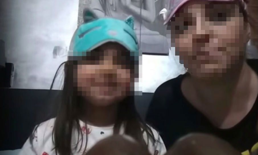 La madre, junto a su hija, en una de las fotos que ha difundido en Facebook para pedir dinero.