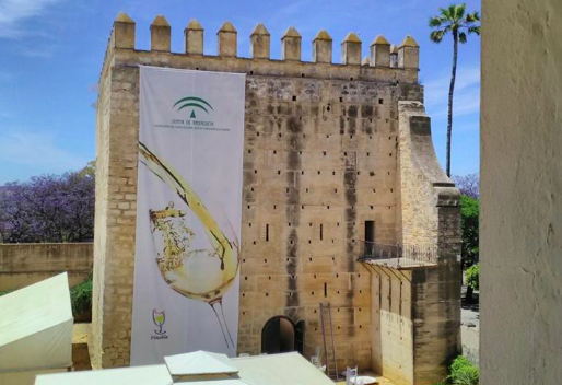 La lona, motivo de la discordia, en uno torreón del Alcázar de Jerez.