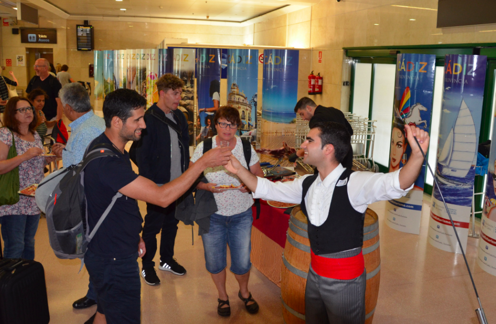 Turistas alemanes, agasajados con fino y jamón en el Aeropuerto de Jerez.