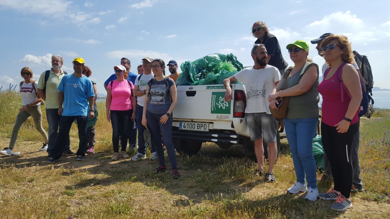 Los ecologistas, tras recoger la basura de la playa.