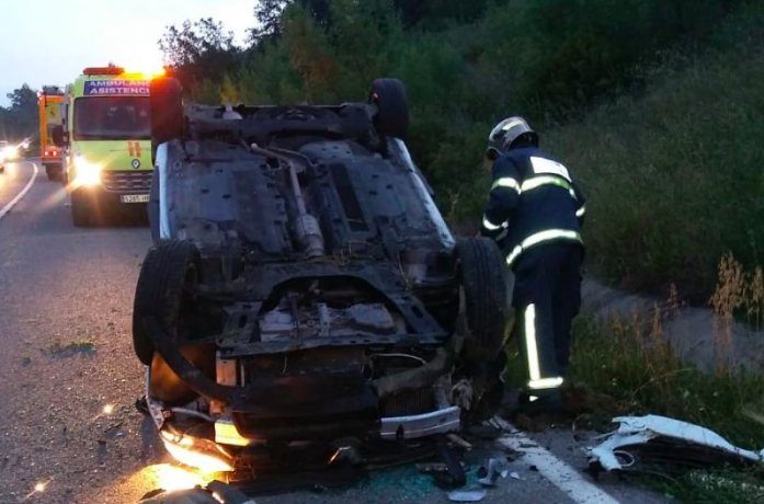 Los bomberos, actuando en uno de los accidentes.