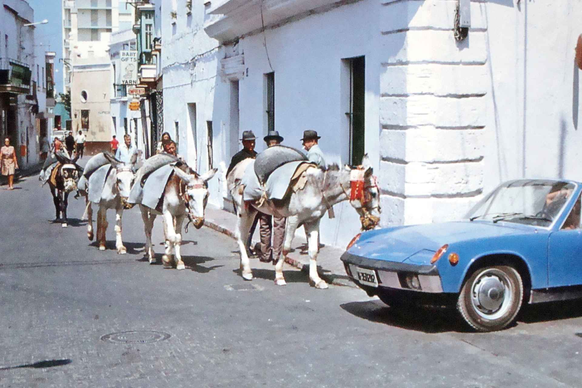 Una de las imágenes que ofrece 'Rota n' Roll', cuando en la localidad se mezclaban los burros y los grandes coches americanos por sus calles.