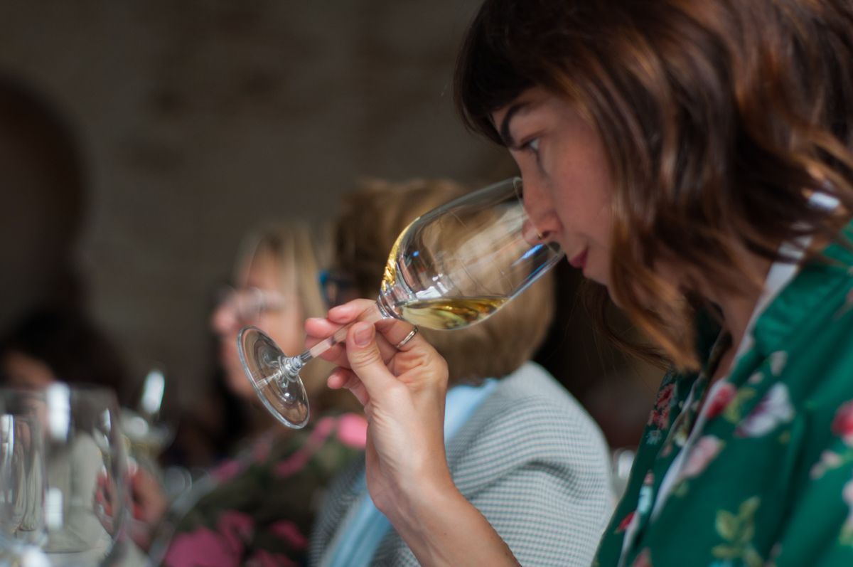 Una mujer cata un jerez en la pasada edición de Vinoble. FOTO: MANU GARCÍA.