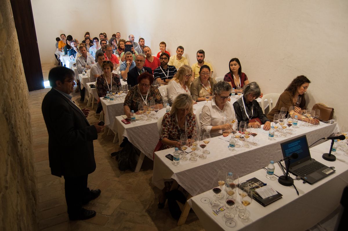 Asistentes a una de las catas de la pasada edición de Vinoble, en el Alcázar de Jerez. FOTO: MANU GARCÍA.