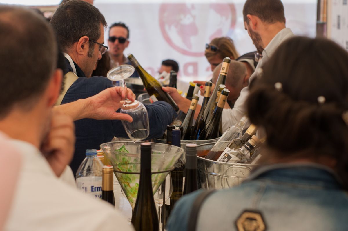Asistentes a Vinoble, probando unos vinos. FOTO: MANU GARCÍA.