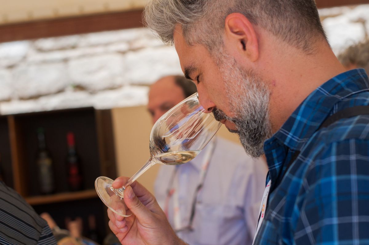 Un hombre oliendo un vino en la pasada edición de Vinoble. FOTO: MANU GARCÍA. 