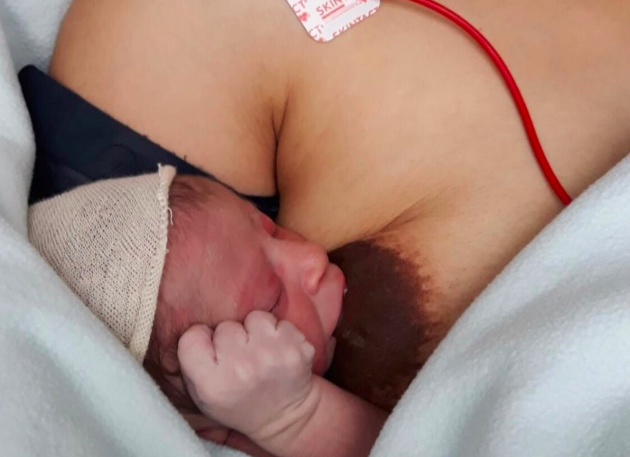 Un recién nacido mamando del pecho de su madre, acción por la que el dueño de un restaurante echa a una comensal.