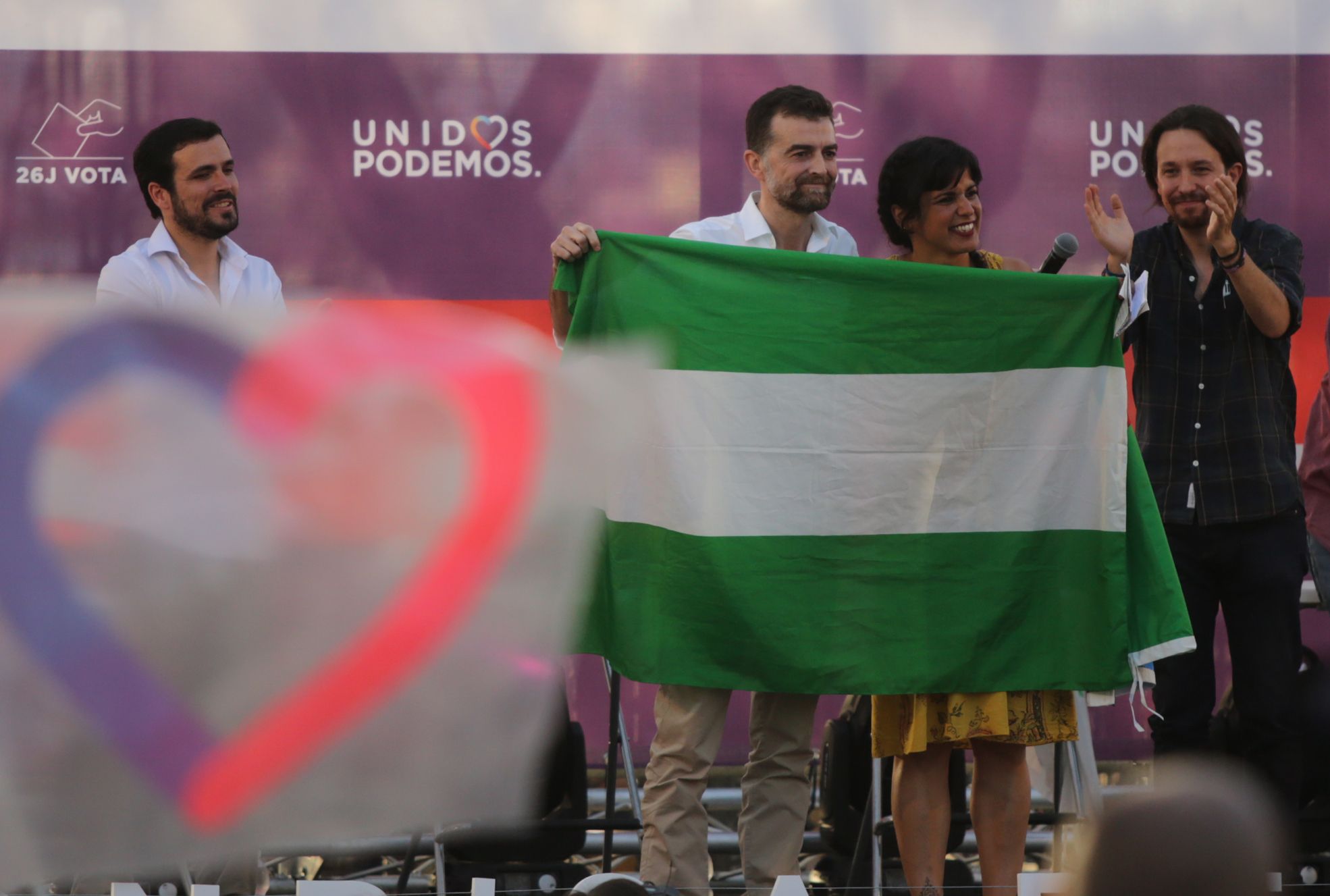 Maíllo y Rodríguez, con la bandera de Andalucía, en presencia de Alberto Garzón y Pablo Iglesias, en un mitin en la Alameda Vieja de Jerez en 2016. FOTO: JUAN CARLOS TORO.