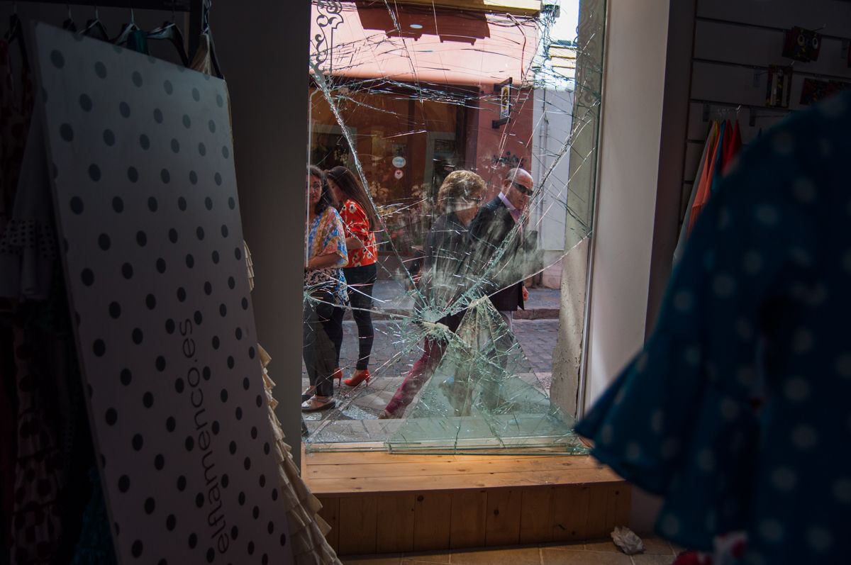 Interior del comercio objeto del robo, donde se aprecia el escaparate roto. FOTO: MANU GARCÍA