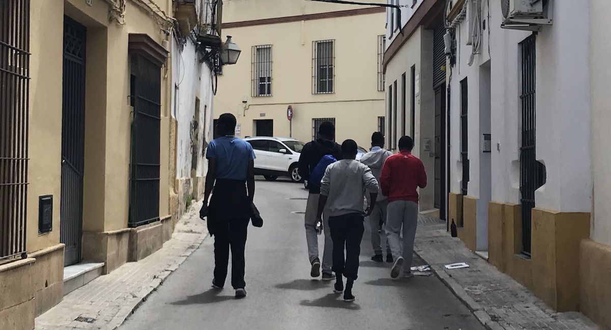 Mamadou y sus compañeros, camino del alojamiento encontrado por Ceain.