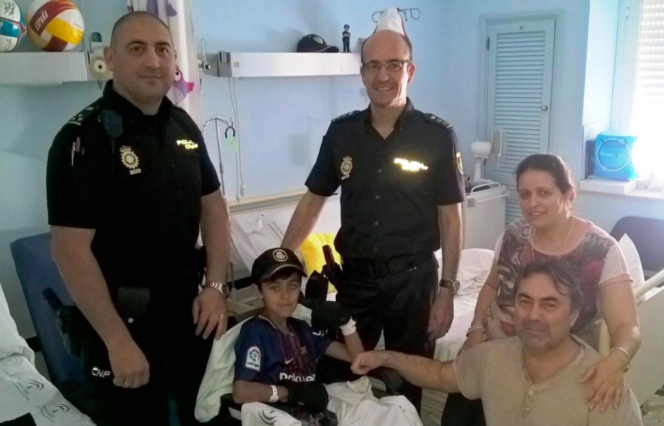 Aitor, con sus padres y los agentes que detuvieron al conductor que lo atropelló.