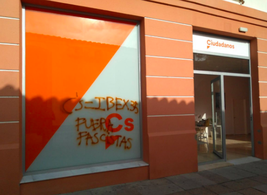 La sede provincial de Ciudadanos en Jerez, con pintadas. 