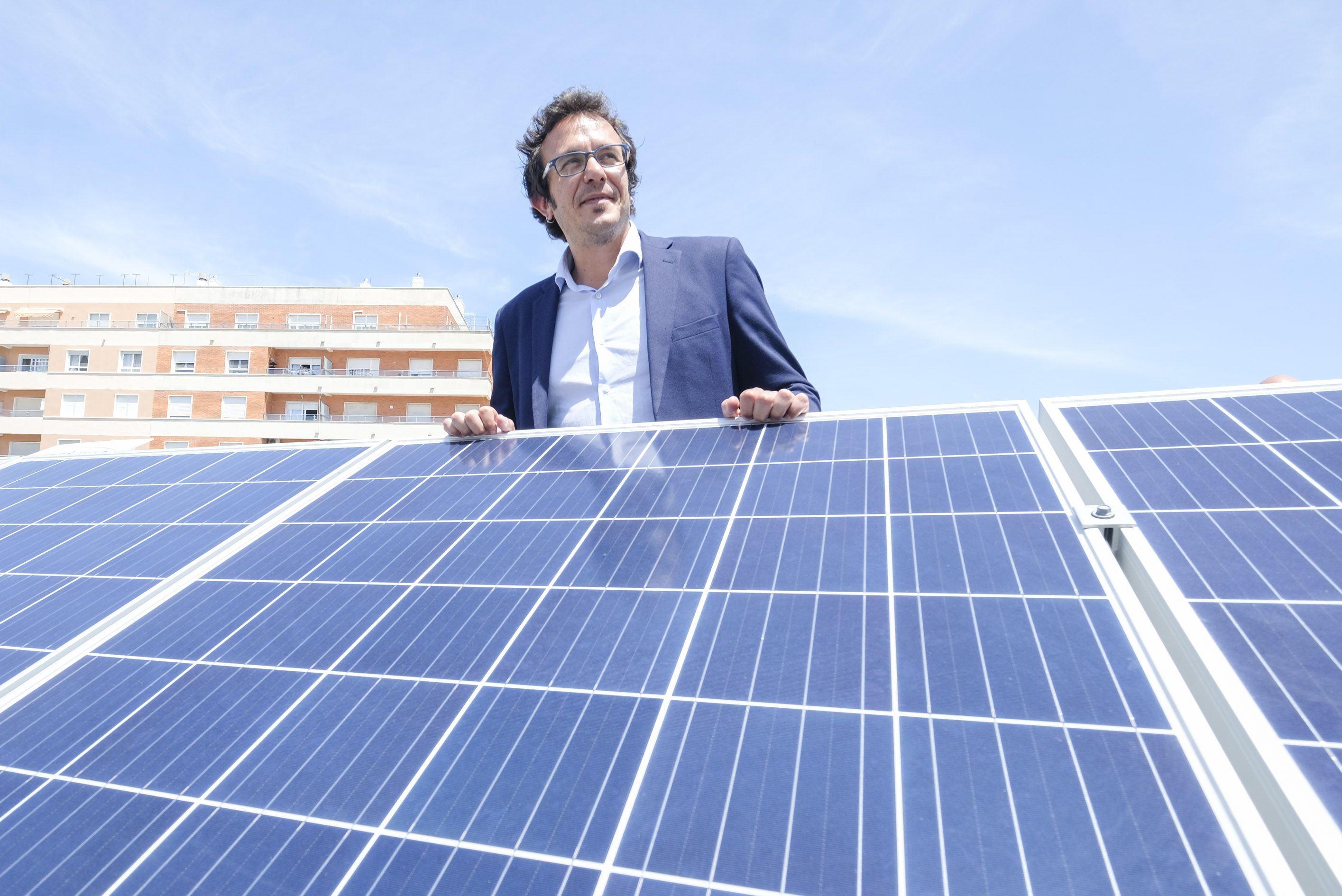 El alcalde José María González, ante unas placas fotovoltaicas de Eléctrica de Cádiz.
