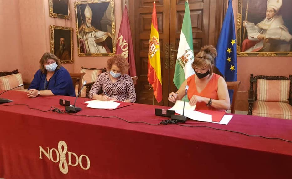 La presidenta de ATA Sylvia Rivera, Mar Cambrollé, con la delegada de Igualdad, Adela Castaño, durante la firma del convenio.