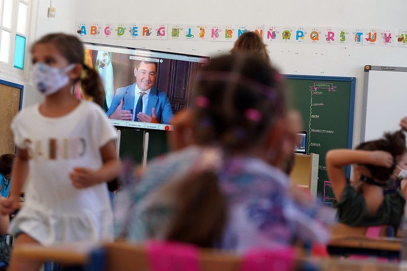 El presidente de la Junta de Andalucía, Juan Manuel Moreno, en una videoconferencia con alumnos andaluces.